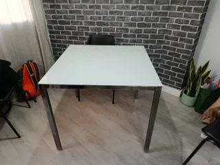 Mesa de comedor blanca y plateada