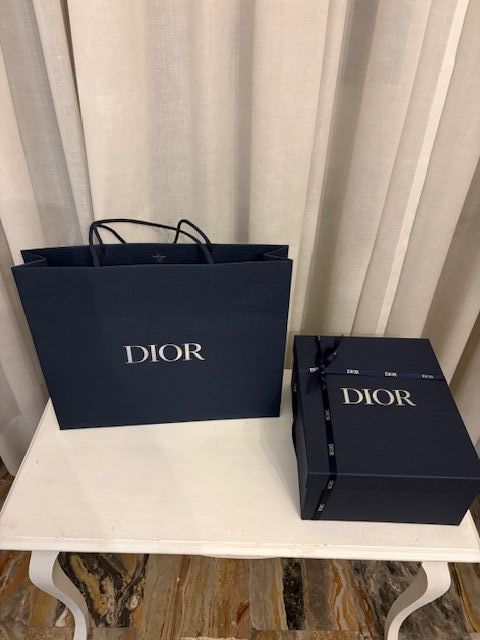 Busta e scatola Dior con fiocco