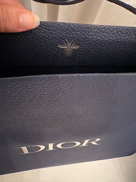 Busta e scatola Dior con fiocco