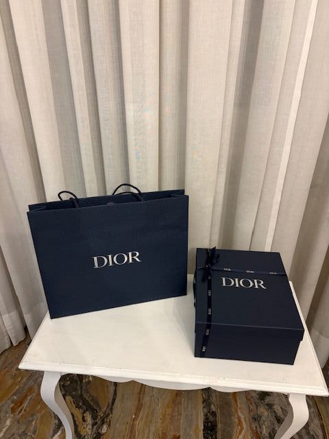 Busta e scatola Dior con fiocco