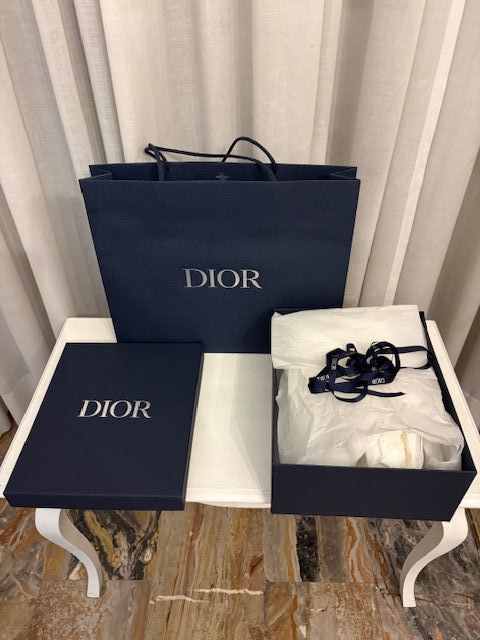 Busta e scatola Dior con fiocco