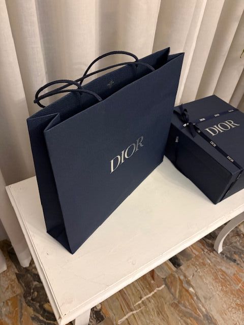 Busta e scatola Dior con fiocco