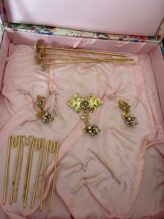 Aderezo infantil dorado y perlas