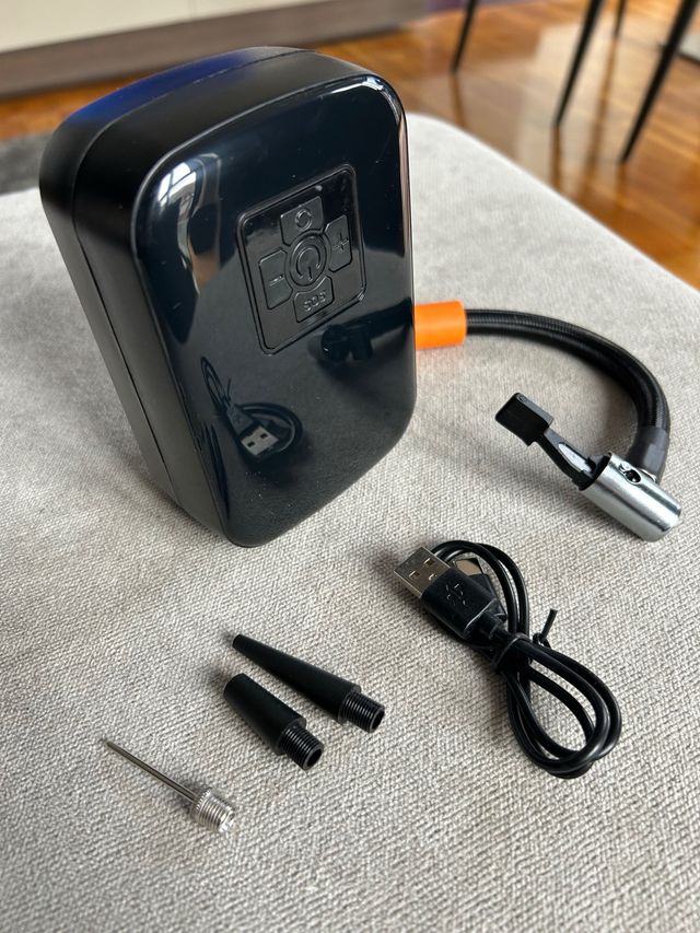 Compressore d'aria portatile con batteria per moto e auto