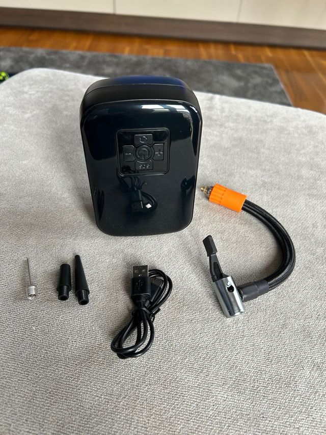 Compressore d'aria portatile con batteria per moto e auto