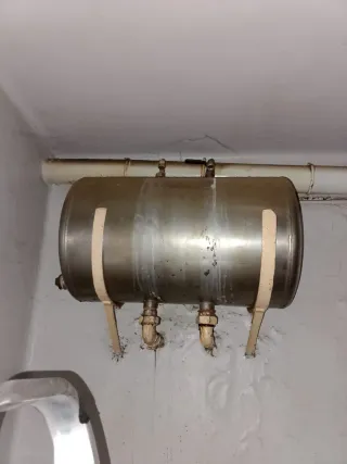 Tanque de agua metálico