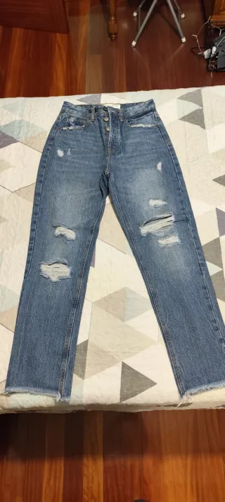 Pantalón vaquero mom fit Stradivarius T34