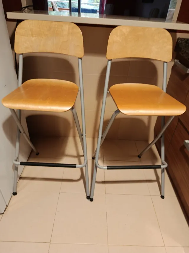 Dos taburetes de madera y metal