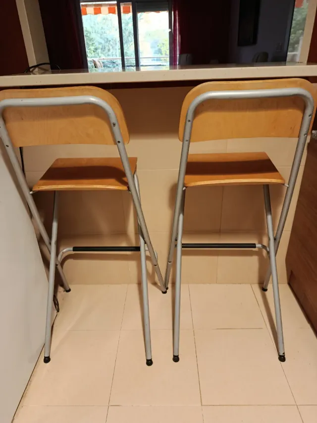 Dos taburetes de madera y metal