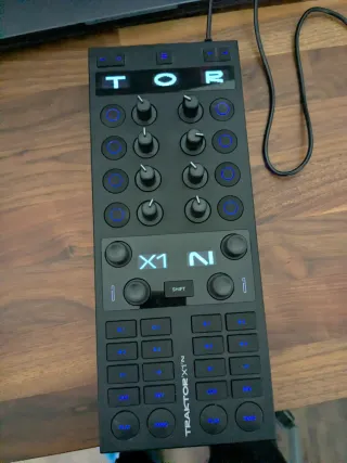 Controlador DJ Traktor X1 mk3