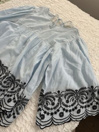 Camisa Zara Rayas Azules Bordado Negro Talla XS