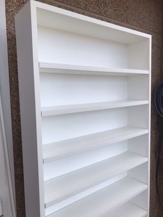 Estantería de madera lacada en blanco