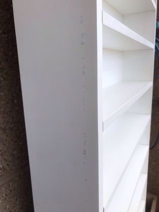 Estantería de madera lacada en blanco