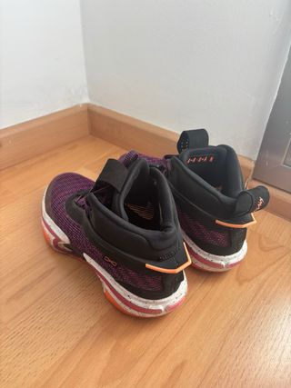Zapatillas Jordan Moradas y Naranjas