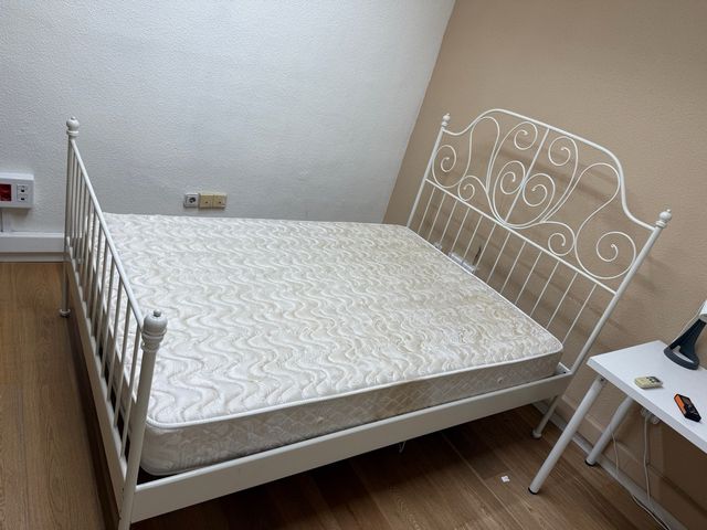 Cama de metal con colchón se venden juntos