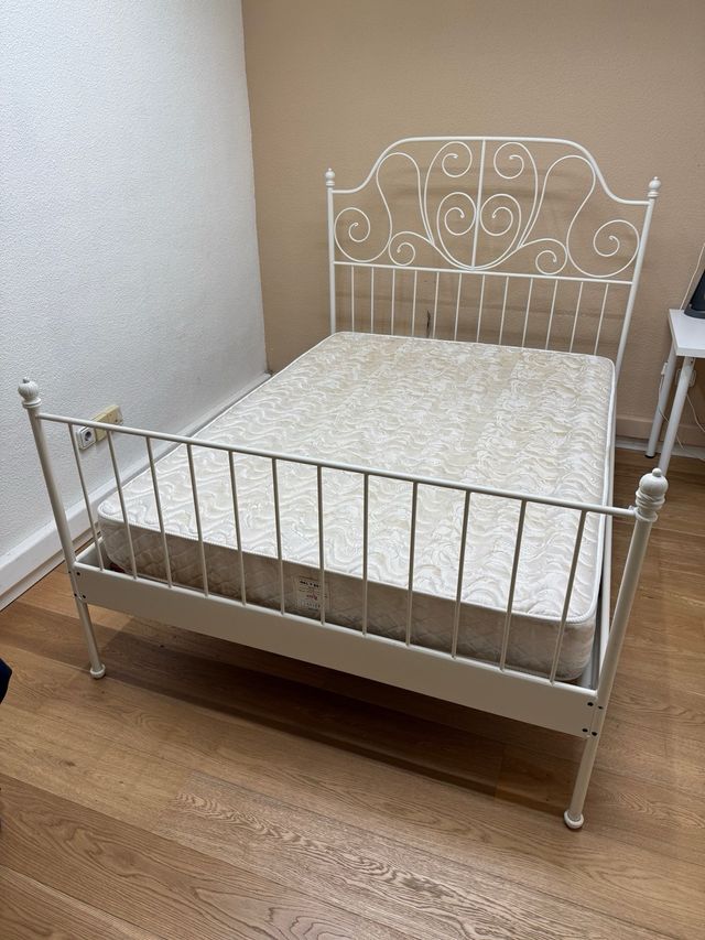 Cama de metal con colchón se venden juntos
