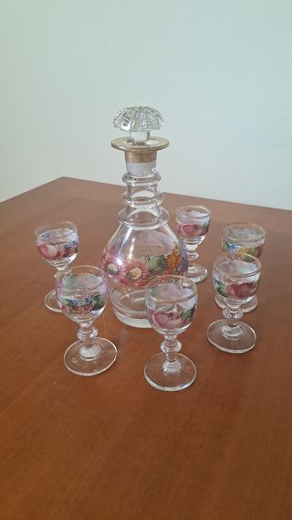 Bicchierini liquore e bottiglia