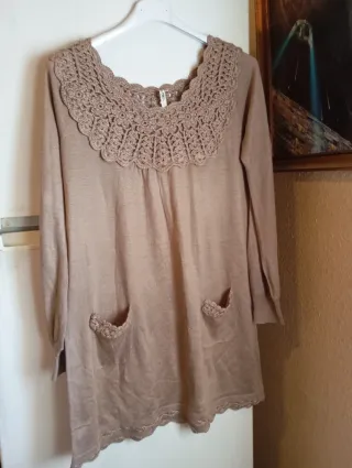 Blusa beige con cuello de encaje