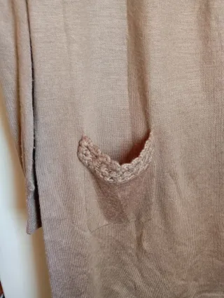 Blusa beige con cuello de encaje