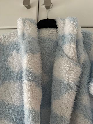 Bata suave azul y blanco