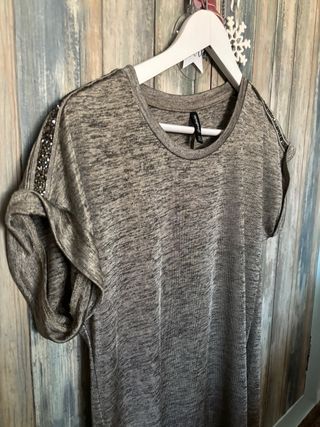 Camiseta gris con detalles brillantes