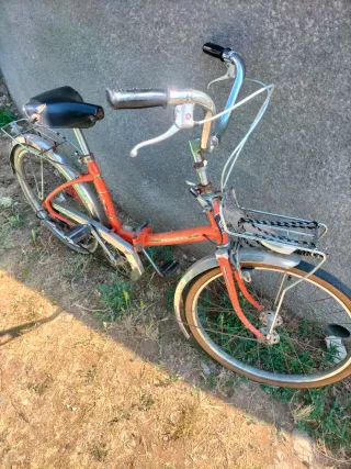 Bicicleta naranja con cesta