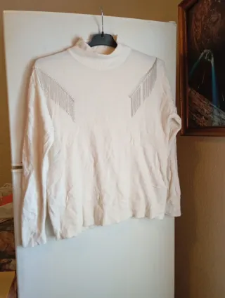 Blusa blanca con detalles brillantes