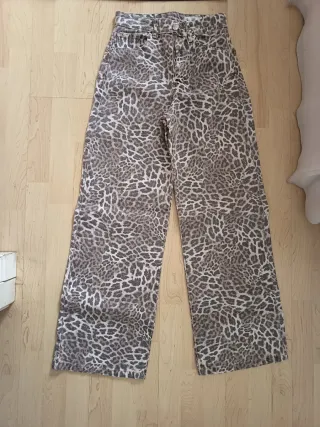 Pantalón estampado leopardo mujer