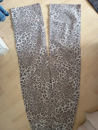 Pantalón estampado leopardo mujer