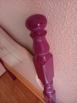 Cabecero de madera morado y blanco