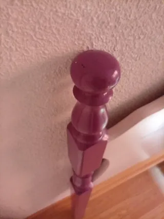Cabecero de madera morado y blanco