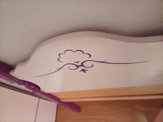 Cabecero de madera morado y blanco
