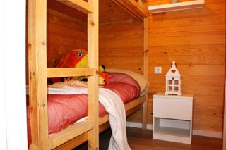 Mobil home nuevo de madera con terraza