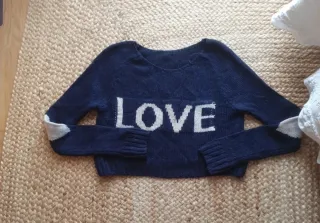 Jersey azul con palabra LOVE