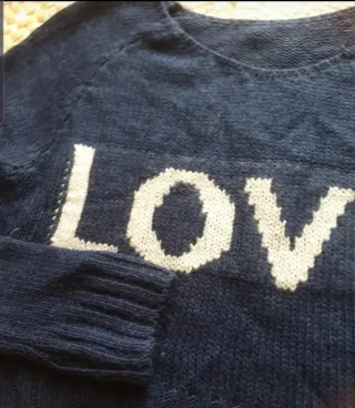 Jersey azul con palabra LOVE