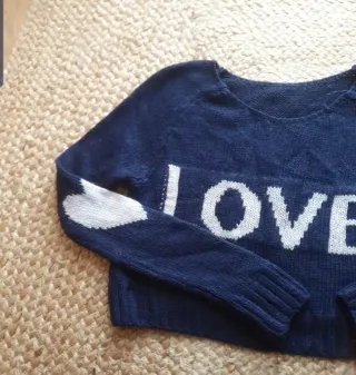 Jersey azul con palabra LOVE