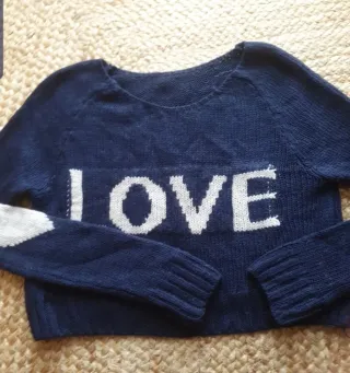 Jersey azul con palabra LOVE