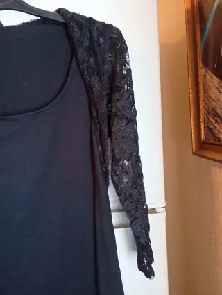 Blusa negra con mangas de encaje