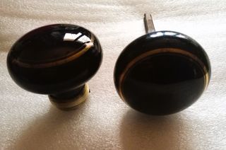 Tiradores pomos de puerta.