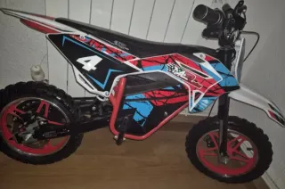 Moto eléctrica infantil nueva con casco