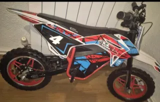 Moto eléctrica infantil nueva con casco