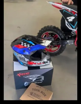 Moto eléctrica infantil nueva con casco