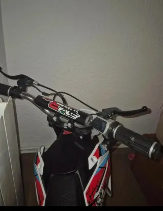 Moto eléctrica infantil nueva con casco