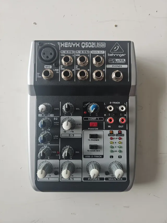 Mesa de mezclas Behringer Xenyx Q502USB