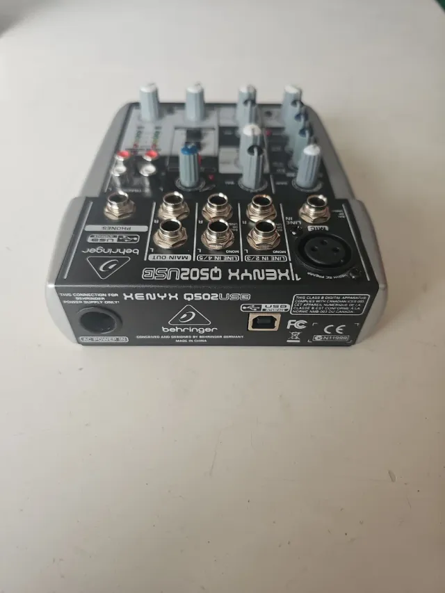 Mesa de mezclas Behringer Xenyx Q502USB