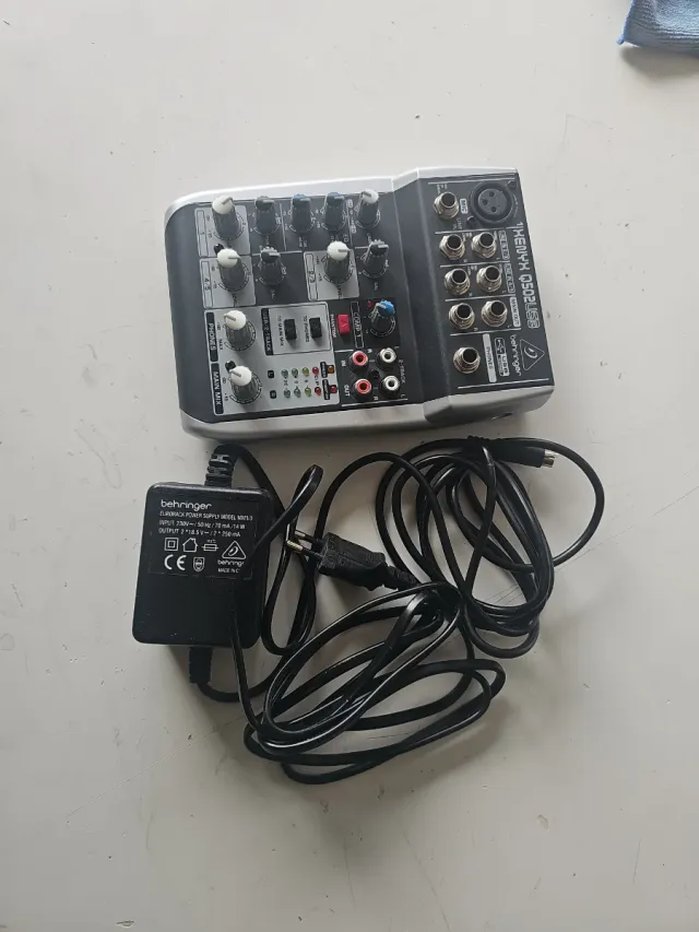 Mesa de mezclas Behringer Xenyx Q502USB