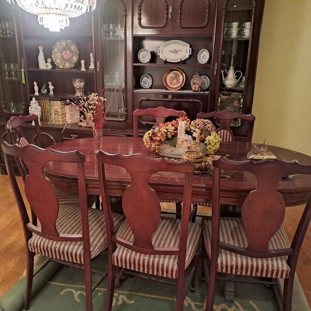 Conjunto Comedor Madera: Mesa y Mueble