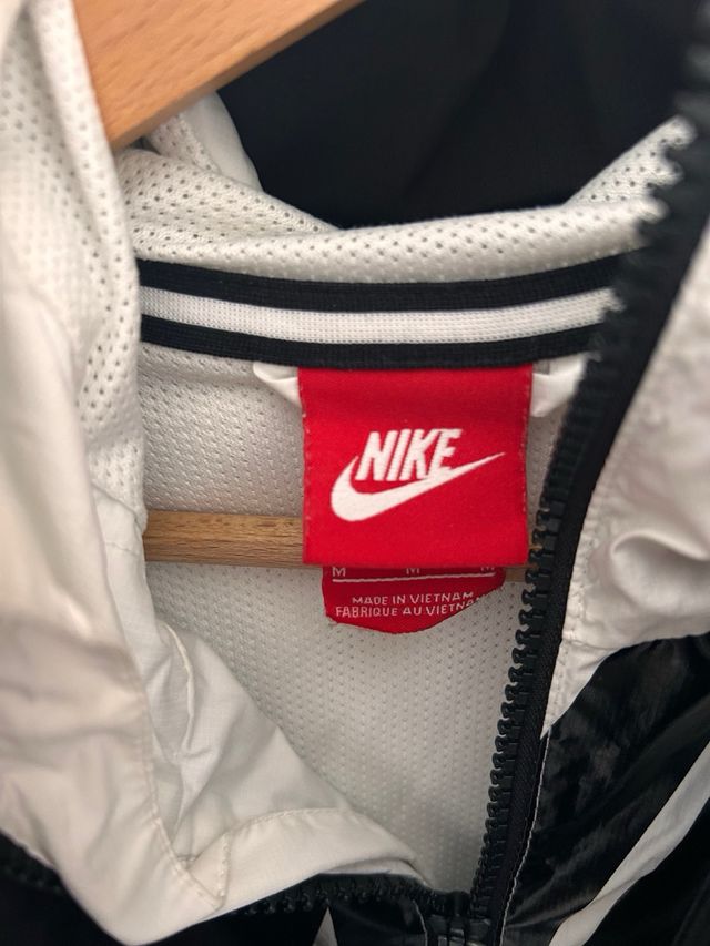 Cortavientos Nike Blanco y Negro