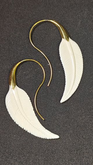 Pendientes Bali Pluma Larga Blanca y Latón