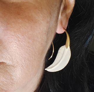 Pendientes Bali Pluma Larga Blanca y Latón